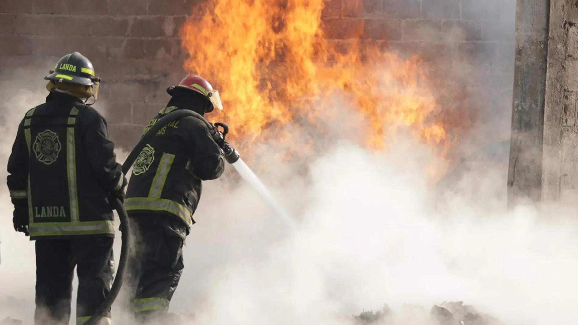 Un incendio en un inmueble donde se almacenan tarimas de madera, ubicado frente a la Central de Abasto de Puebla